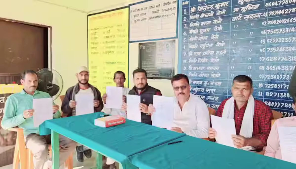 A mukhiya along with 14 ward members in Supaul district addressing the media after collectively resigning from their posts due to allegations of corruption and lack of support from panchayat officials.
