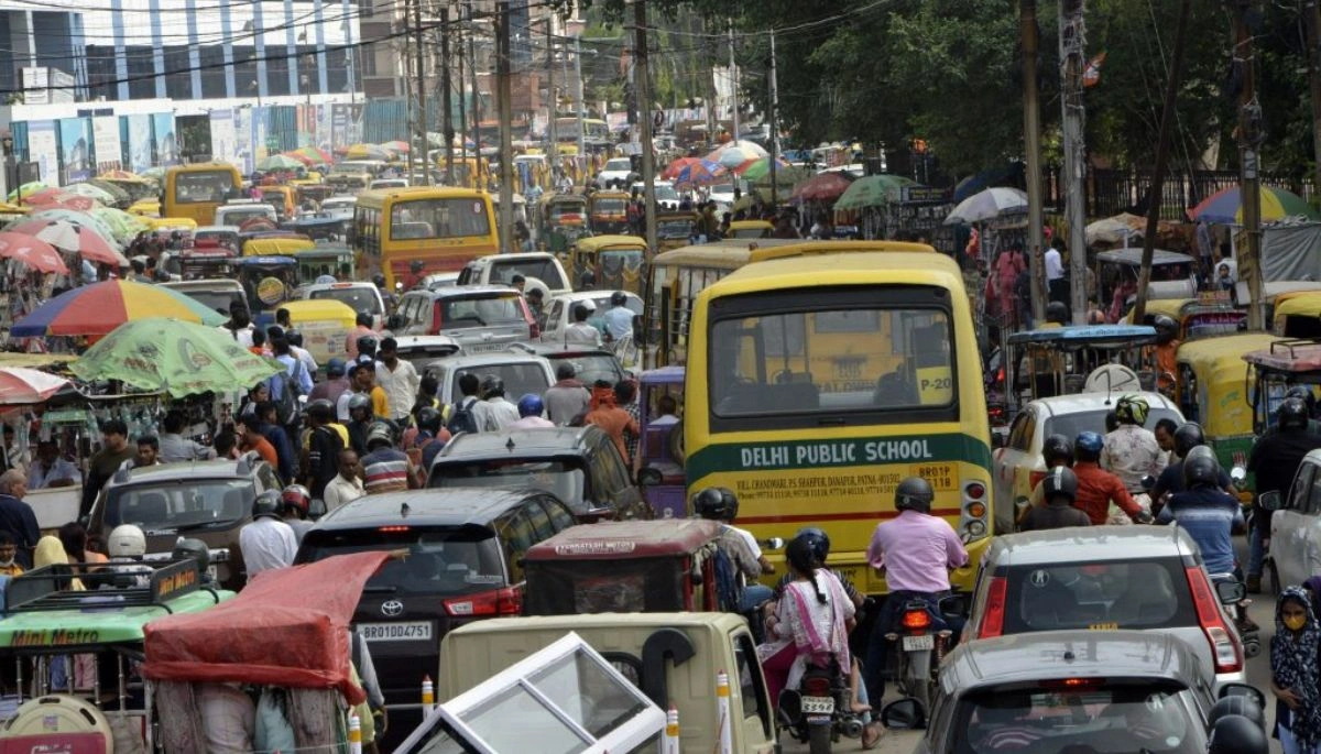 Patna road with heavy traffic, highlighting the need for new traffic rules to reduce congestion.