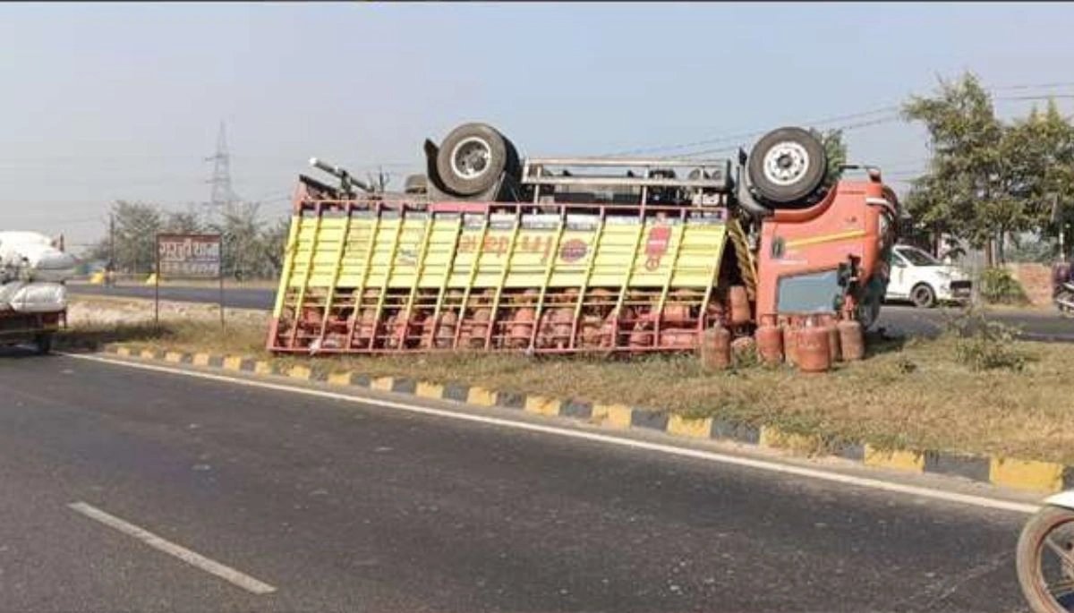 Truck loaded with gas cylinders overturns on Muzaffarpur-Darbhanga highway, driver injured.
