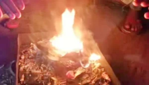 बिहार समाचार: फरक्का एक्सप्रेस में अपराधियों का कहर, 2 यात्रियों को ट्रेन से फेंका! 3 A Tragic Incident In Patna Where A 5-Year-Old Girl Died Due To Suffocation While The Family Was Warming Up By A Fire In A Closed Room. Other Family Members Are Hospitalized.