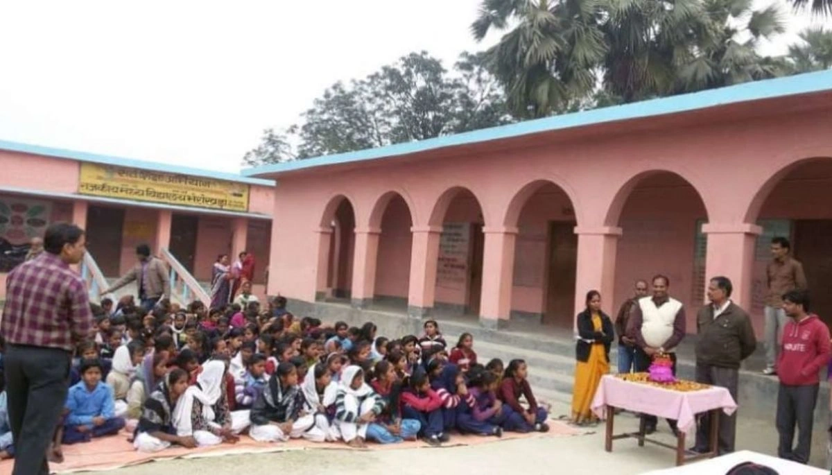 Two young men injured in firing during a ritual feast in Kakan village, Jamui. The incident caused panic, and the injured were hospitalized for treatment.