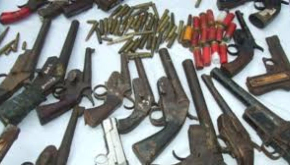 Chhindwara police arrest a man with two pistols and cartridges. Man caught with illegal weapons in Chhindwara, bought from Barwani.
