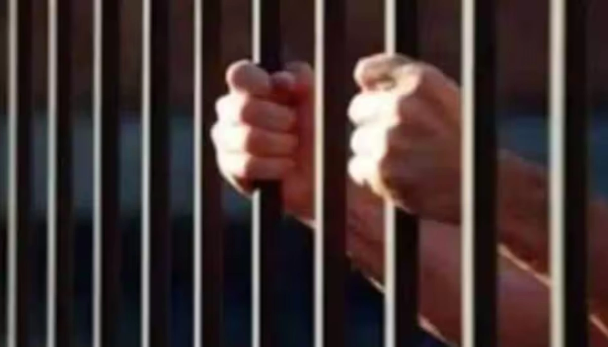 A Haryana-based liquor smuggler escapes from a police station in Bihar by jumping off the roof, highlighting security lapses in the Excise Department.