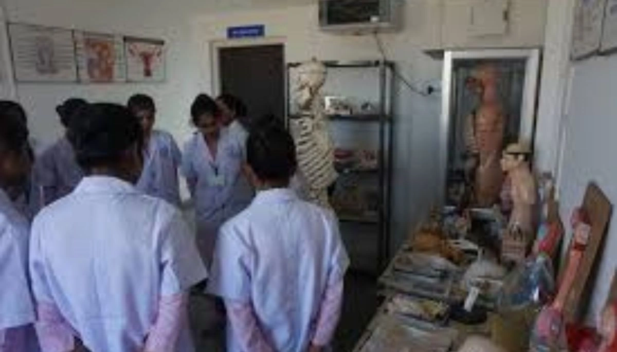 A family confronting hospital staff after a patient was allegedly held hostage due to unpaid bills in a private clinic in Sitamarhi, Bihar.
