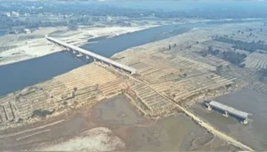 मुजफ्फरपुर क्राइम न्यूज: वंशावली के नाम पर रिश्वत न दी तो मुखिया ने रॉड से किया हमला, युवक अस्पताल में भर्ती 3 A Partially Completed Chandwara Bridge In Muzaffarpur Undergoing Painting Ahead Of Cm Nitish Kumar'S 'Pragati Yatra,' Highlighting Administrative Delays In Completing The Project.