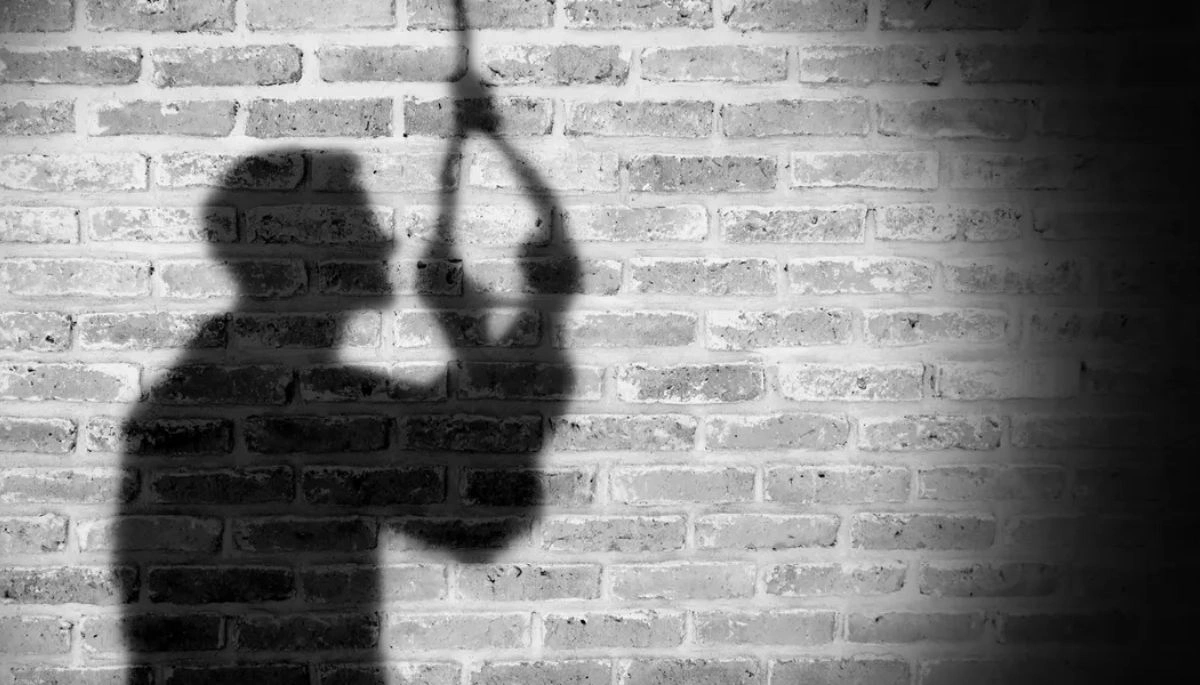 A junior doctor in Patna and a police constable in Aurangabad committed suicide under distressing circumstances.