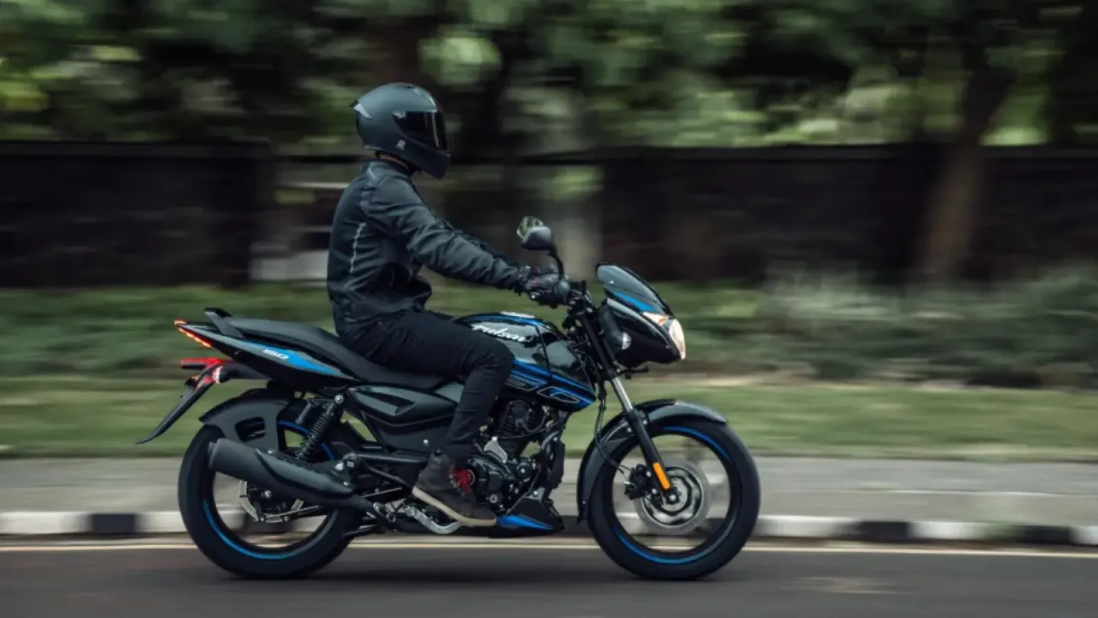 Bajaj Pulsar 150 बाइक का स्टाइलिश लुक और शानदार डिजाइन, युवाओं की पहली पसंद