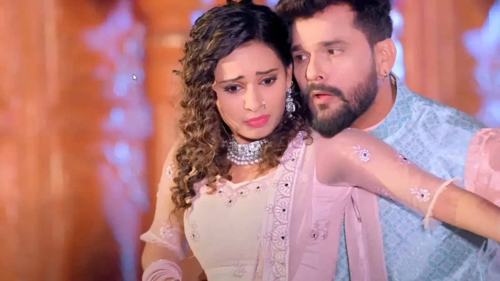 Khesari Lal Yadav और Shilpi Raj का नया Bhojpuri Song 'Gaal Katwa Jija Song' की नोकझोंक में मस्त होते हुए साली-जीजा के बीच की मजेदार तालमेल को दर्शाता हुआ सीन।
