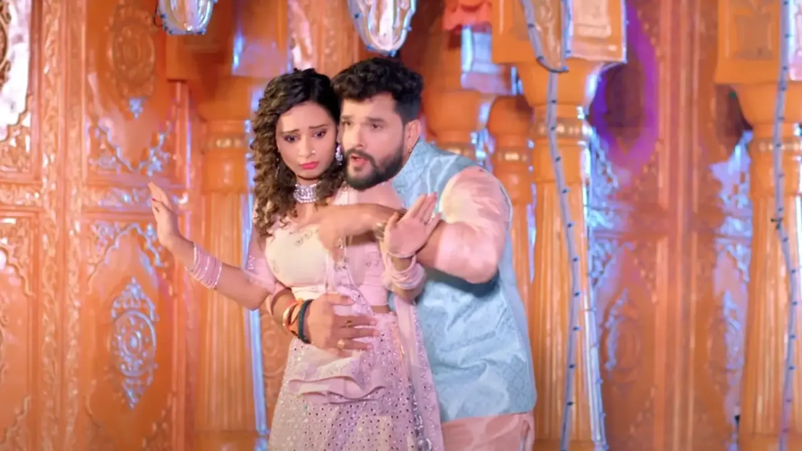 Khesari Lal Yadav और Shilpi Raj का नया Bhojpuri Song 'Gaal Katwa Jija Song' की नोकझोंक में मस्त होते हुए साली-जीजा के बीच की मजेदार तालमेल को दर्शाता हुआ सीन।