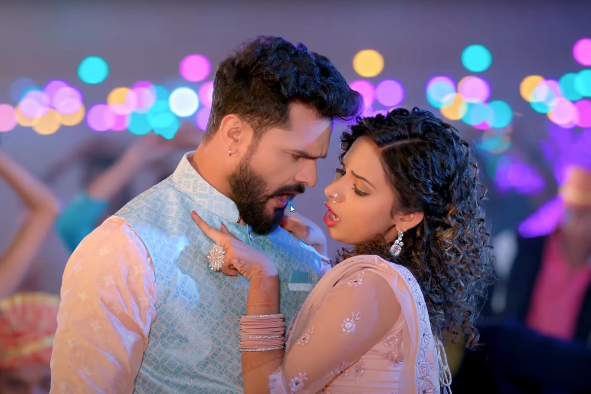 Khesari Lal Yadav और Shilpi Raj का नया Bhojpuri Song 'Gaal Katwa Jija Song' की नोकझोंक में मस्त होते हुए साली-जीजा के बीच की मजेदार तालमेल को दर्शाता हुआ सीन।
