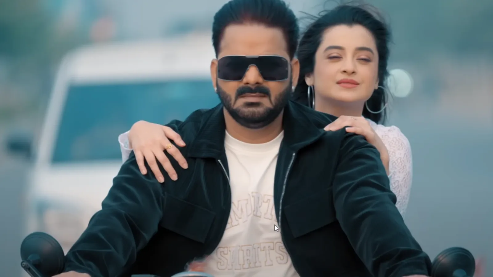 New Pawan Singh Bhojpuri Song Senura Dal Ke: Pawan Singh और Priyanka Singh का नया भोजपुरी गाना 'सेनुरा डाल के' का पोस्टर, जिसमें दर्शना बanik भी शानदार अंदाज़ में नजर आ रही हैं।
