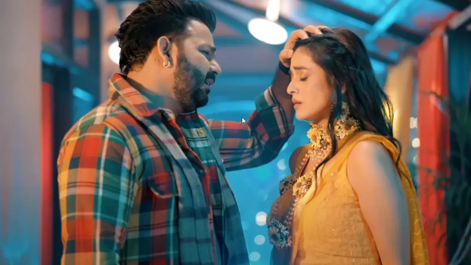 New Pawan Singh Bhojpuri Song Senura Dal Ke: Pawan Singh और Priyanka Singh का नया भोजपुरी गाना 'सेनुरा डाल के' का पोस्टर, जिसमें दर्शना बanik भी शानदार अंदाज़ में नजर आ रही हैं।