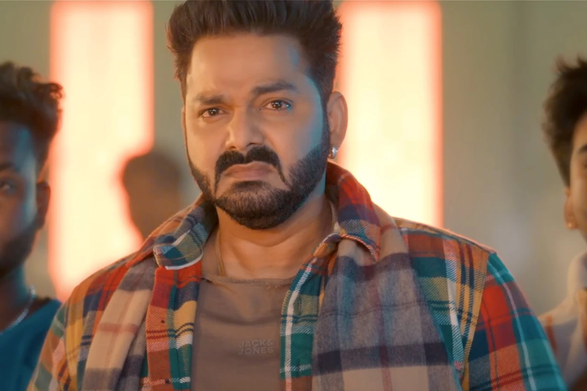 New Pawan Singh Bhojpuri Song Senura Dal Ke: Pawan Singh और Priyanka Singh का नया भोजपुरी गाना 'सेनुरा डाल के' का पोस्टर, जिसमें दर्शना बanik भी शानदार अंदाज़ में नजर आ रही हैं।