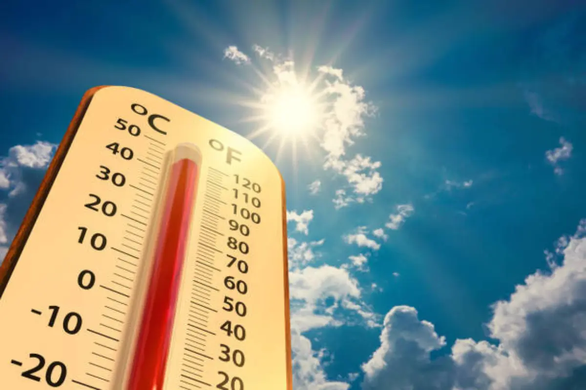 Bihar Weather: उत्तर बिहार में प्रचंड गर्मी, तापमान 42 डिग्री सेल्सियस तक पहुंच सकता है। मुजफ्फरपुर और अन्य उत्तर बिहार जिलों में लोग तीव्र गर्मी से परेशान हैं। सड़कों पर सन्नाटा, लोग छांव और ठंडे पेय पदार्थों की तलाश में हैं।
