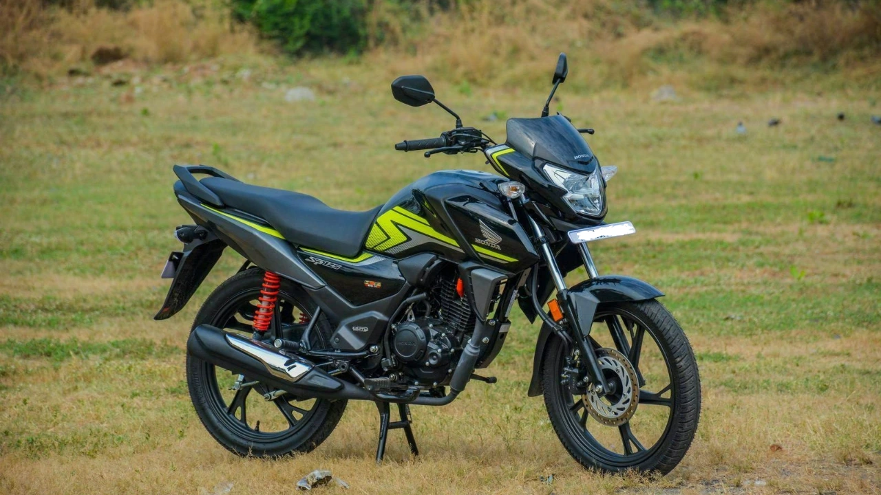 Honda SP 125 बाइक की तस्वीर जिसमें शानदार डिज़ाइन और आकर्षक फीचर्स को दिखाया गया है, जो ₹92,000 की कीमत में 63 KMPL माइलेज प्रदान करती है।