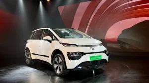 Mg Windsor Ev Car Emi Plan 2025: Mg Windsor Ev इलेक्ट्रिक कार का फ्रंट लुक, जो अब सिर्फ ₹2.80 लाख की डाउन पेमेंट पर उपलब्ध है | Emi प्लान के साथ शानदार फीचर्स और 331Km की रेंज
