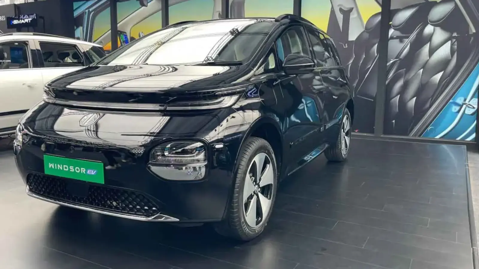 MG Windsor EV Car EMI Plan 2025: MG Windsor EV इलेक्ट्रिक कार का फ्रंट लुक, जो अब सिर्फ ₹2.80 लाख की डाउन पेमेंट पर उपलब्ध है | EMI प्लान के साथ शानदार फीचर्स और 331KM की रेंज