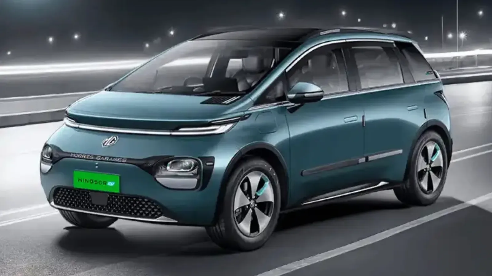 MG Windsor EV Car EMI Plan 2025: MG Windsor EV इलेक्ट्रिक कार का फ्रंट लुक, जो अब सिर्फ ₹2.80 लाख की डाउन पेमेंट पर उपलब्ध है | EMI प्लान के साथ शानदार फीचर्स और 331KM की रेंज