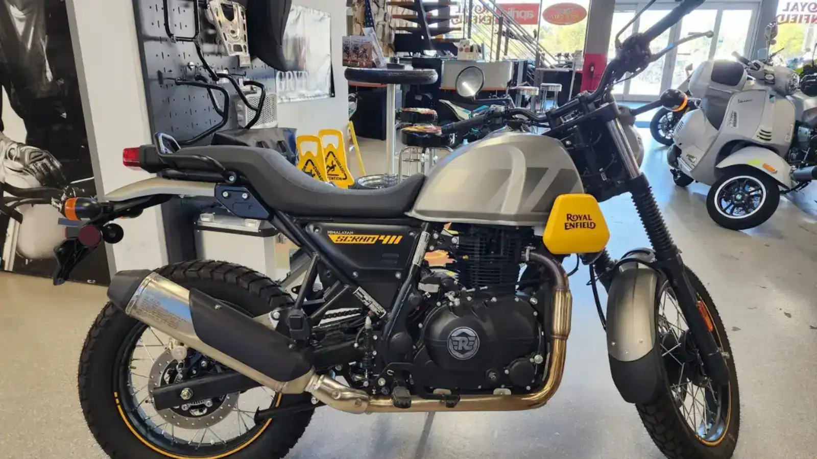 Royal Enfield Scram 411 EMI Plan: ₹24,000 की डाउन पेमेंट में उपलब्ध Royal Enfield Scram 411 बाइक की आकर्षक तस्वीर, दमदार लुक और स्टाइलिश डिज़ाइन के साथ