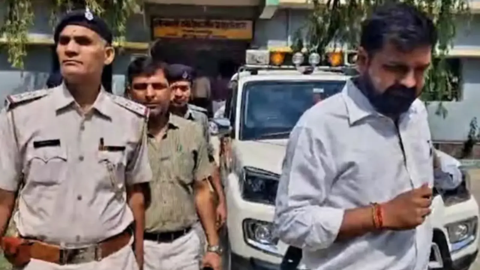 छात्र-छात्राओं से अवैध वसूली और प्रताड़ना के आरोप में प्रिंसिपल गिरफ्तार, जानिए पूरा मामला