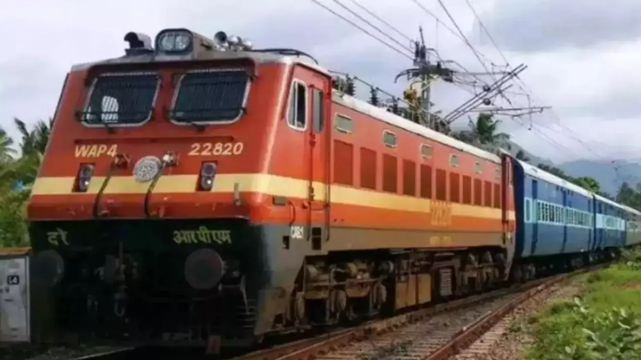 Samastipur News Today Train Update: समस्तीपुर रेलवे मंडल द्वारा पांच ट्रेनों के बदले गए रूट की जानकारी देता हुआ थंबनेल जिसमें रेलवे ट्रैक और अलर्ट चिन्ह दिखाई दे रहा है।