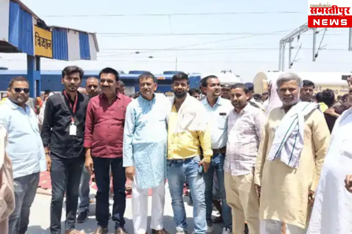 Samastipur News Today: प्रधानमंत्री नरेंद्र मोदी वीडियो कॉन्फ्रेंसिंग के ज़रिए बिथान-हसनपुर रेल सेवा का उद्घाटन करते हुए, रेल ट्रैक पर खड़ी पहली ट्रेन और स्थानीय लोग खुशी से झूमते हुए।