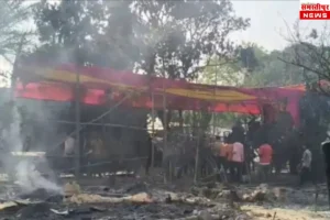 समस्तीपुर में चौंकाने वाला खुलासा: खुदीराम बोस रेलवे स्टेशन पर महिला शराब तस्कर गिरफ्तार 2 Samastipur News Today: समस्तीपुर के मिर्जापुर गांव में शॉर्ट सर्किट से लगी आग के बाद जले हुए घरों का दृश्य