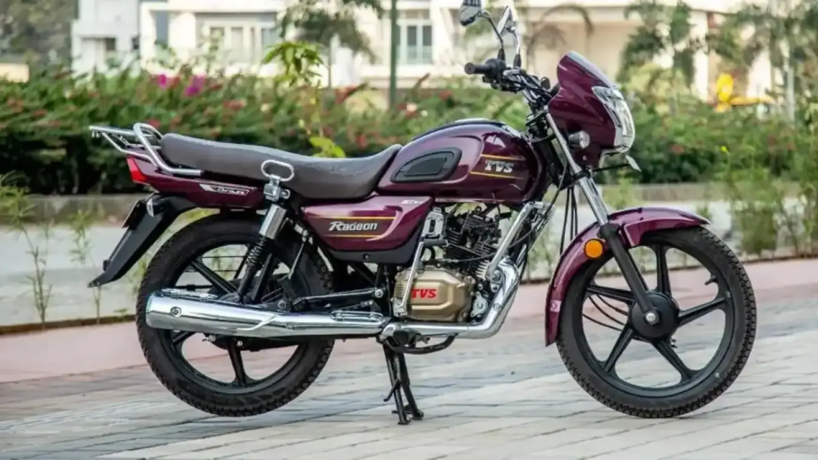 TVS Radeon मोटरसाइकिल की हाई माइलेज और स्मार्ट फीचर्स वाली आकर्षक तस्वीर, जिसमें डिजिटल स्पीडोमीटर और स्टाइलिश लुक दिख रहा है