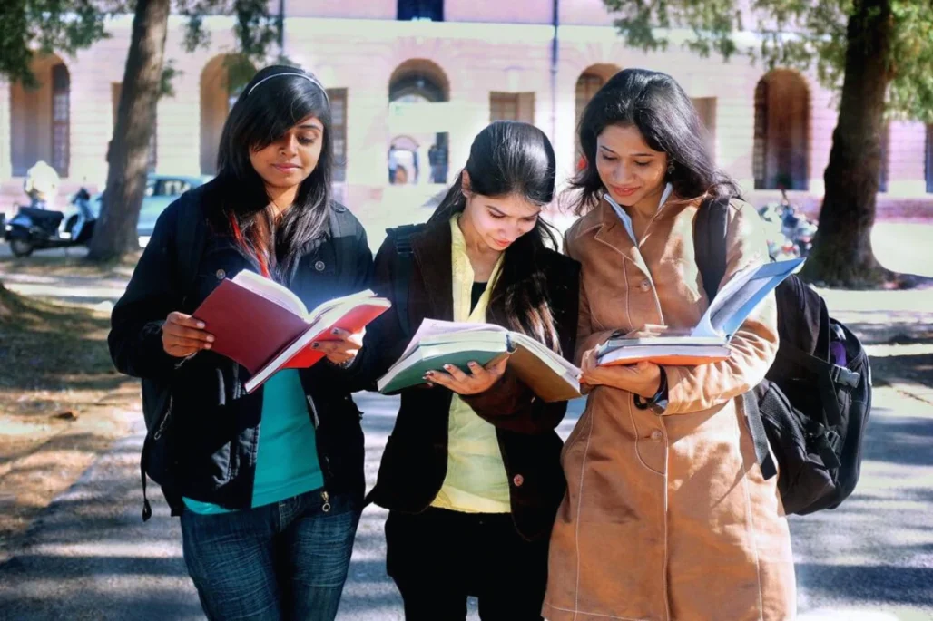 बस कुछ ही घंटों में आएगा 10वीं-12वीं का UP Board Result, रोल नंबर तैयार रखिए! जानिए UP Board Result 2025 चेक करने का सही तरीका 3 UPMSP द्वारा जारी UP Board Result 2025 की जानकारी देते छात्र, मोबाइल और लैपटॉप पर 10वीं और 12वीं का रिजल्ट चेक करते हुए।