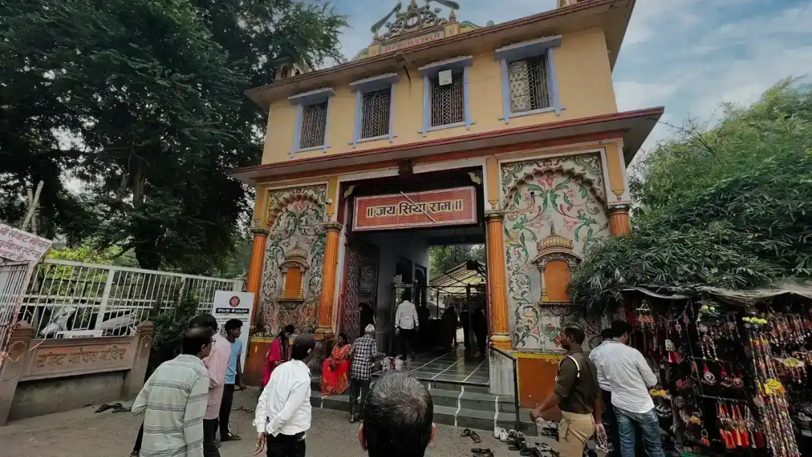 Varanasi Tourism: वाराणसी के छुपे हुए पर्यटन स्थल – रामनगर किला, संकट मोचन मंदिर और भविष्य बताने वाला कुआं