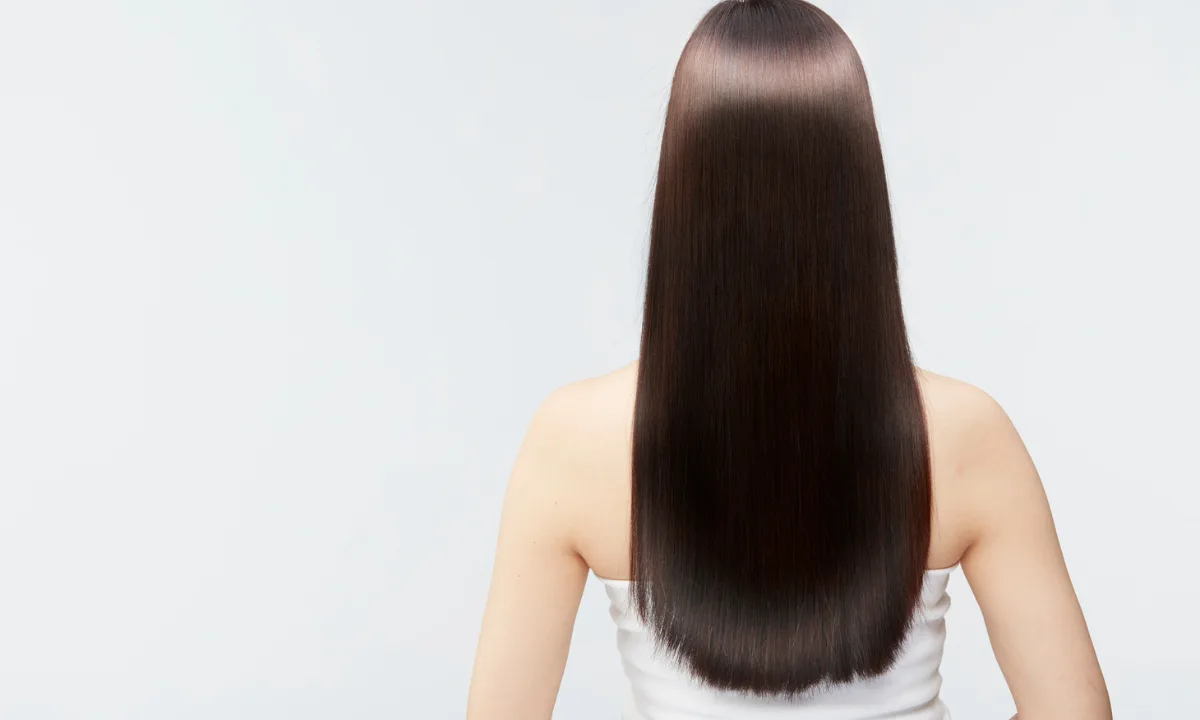 Benefits of Combing Hair: रात को सोने से पहले बालों में कंघी करने से स्कैल्प का ब्लड सर्कुलेशन बढ़ता है और बालों की ग्रोथ बेहतर होती है।