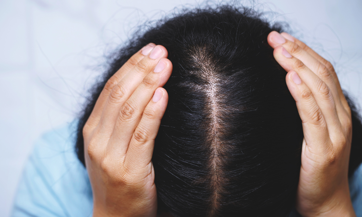 Benefits Of Combing Hair: हर रात सोने से पहले बालों में कंघी करना क्यों है ज़रूरी? जानिए फायदे 3 Benefits Of Combing Hair: रात को सोने से पहले बालों में कंघी करने से स्कैल्प का ब्लड सर्कुलेशन बढ़ता है और बालों की ग्रोथ बेहतर होती है।