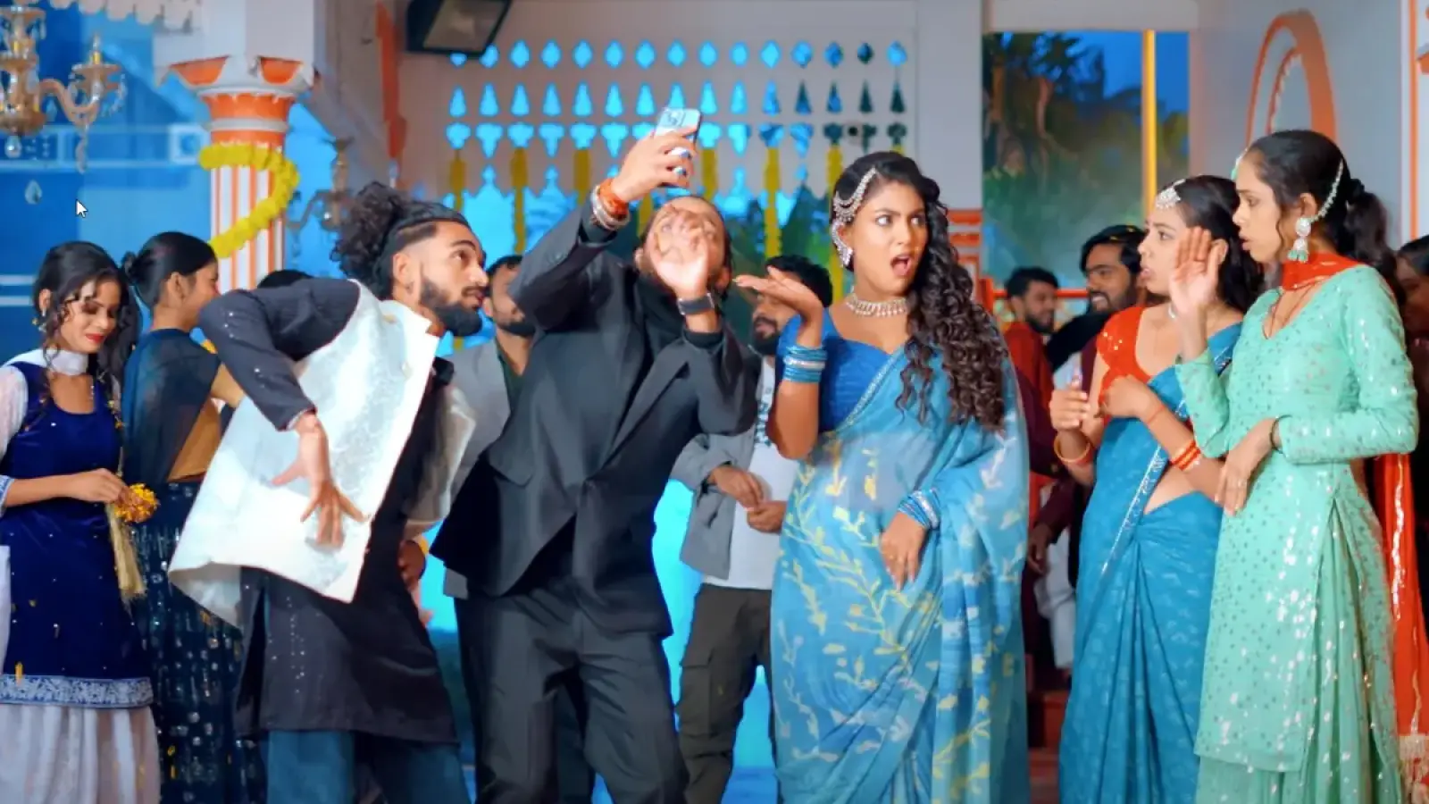Bhojpuri Song: भोजपुरी एक्ट्रेस माही श्रीवास्तव ब्लू साड़ी में ‘आई फोन देखवला से’ गाने में शानदार डांस करती हुई नजर आ रही हैं, साथ में बारातियों के साथ मजेदार नोकझोंक का सीन।