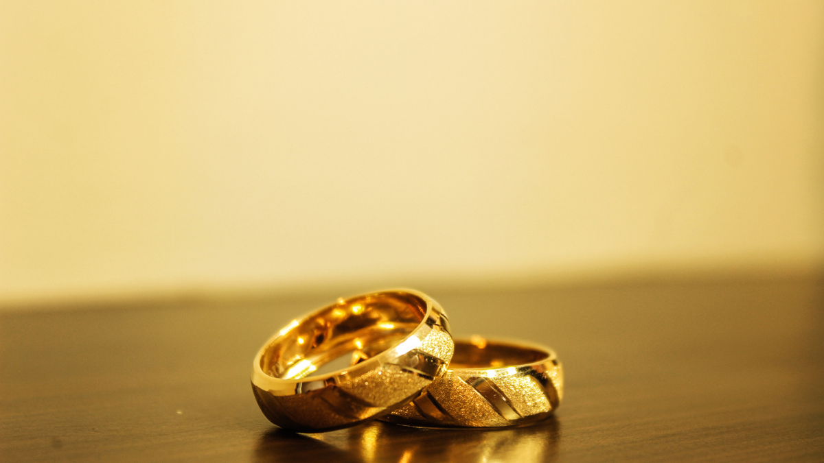 Gold Price Today: भारत-पाकिस्तान तनाव से सोना हुआ महंगा, चांदी ने भी दिखाया दम 6 भारत-पाकिस्तान तनाव के बीच सोने और चांदी की तेजी दिखाती सर्राफा बाजार की ताज़ा रेट लिस्ट – Gold Rate Today