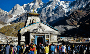 Honeymoon Travel Tips: हैदराबाद के पास ये 7 रोमांटिक जगहें बना सकती हैं हनीमून को यादगार, कपल्स के लिए बेस्ट ट्रिप गाइड 4 Kedarnath Yatra 2025 की शुरुआत से पहले संकटमोचन हनुमान मंदिर में दर्शन करते श्रद्धालु, आध्यात्मिक आस्था और सुरक्षा की कामना करते हुए।