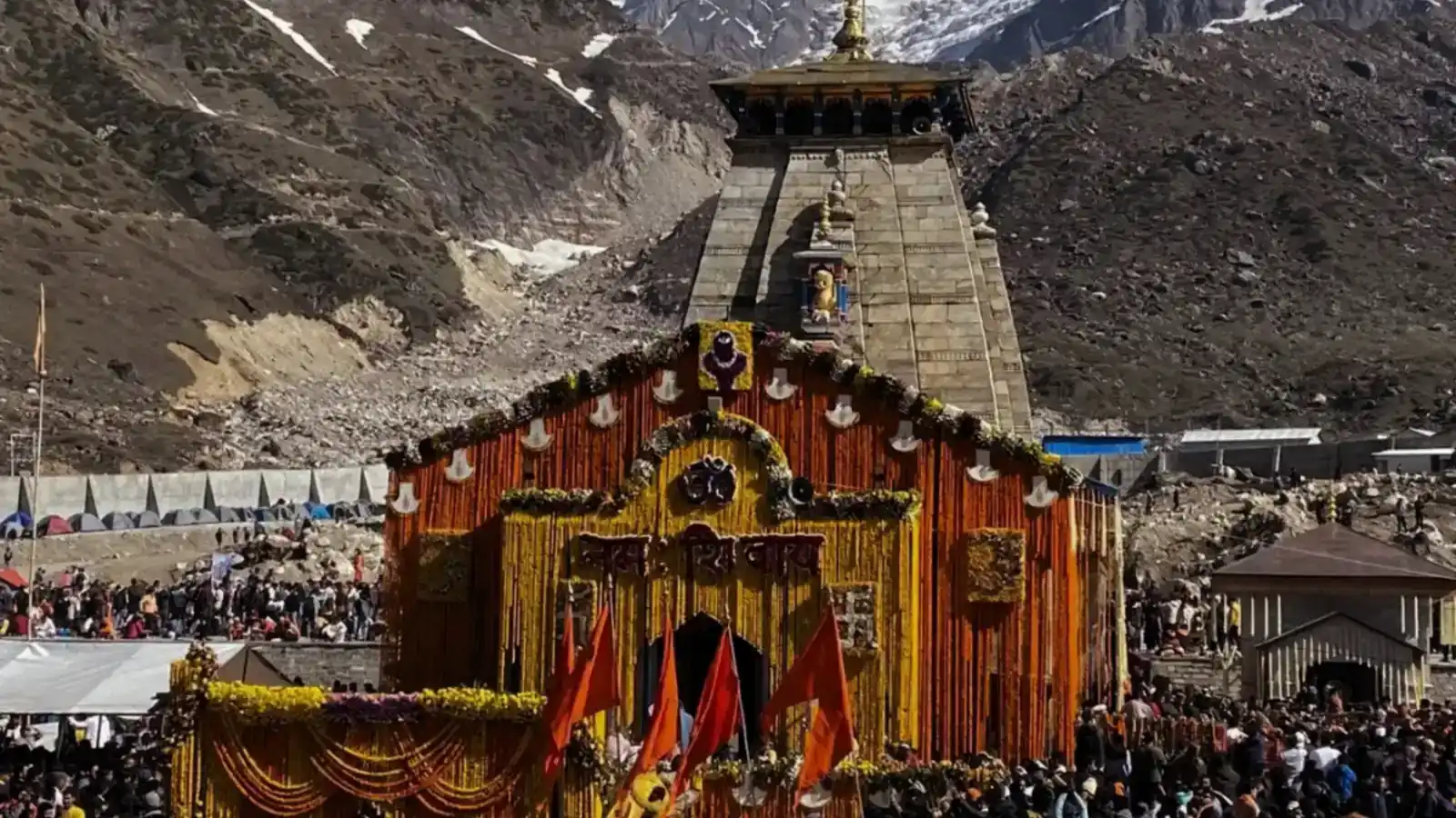Kedarnath Yatra 2025 की शुरुआत से पहले संकटमोचन हनुमान मंदिर में दर्शन करते श्रद्धालु, आध्यात्मिक आस्था और सुरक्षा की कामना करते हुए।