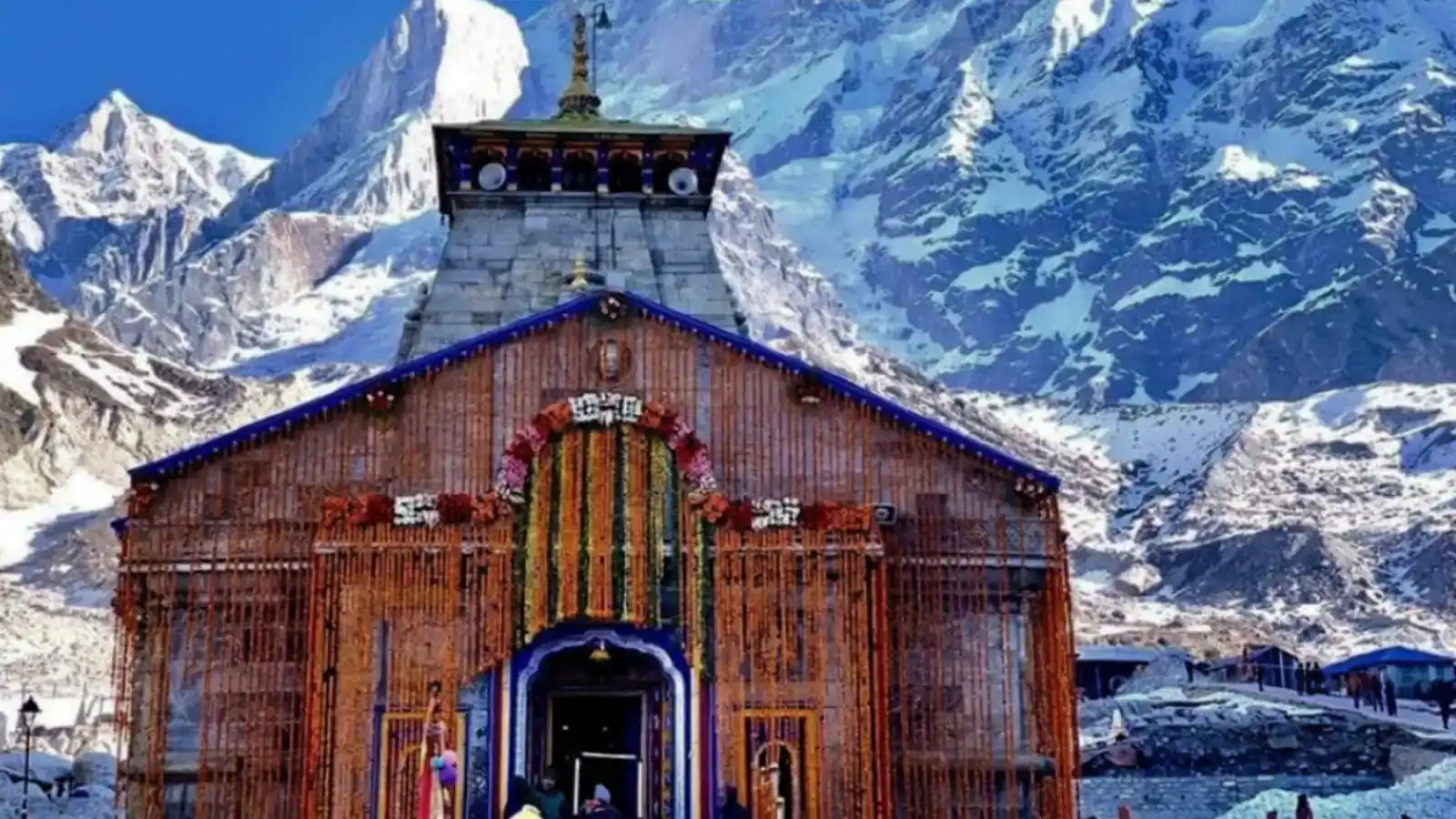 Kedarnath Yatra 2025 की शुरुआत से पहले संकटमोचन हनुमान मंदिर में दर्शन करते श्रद्धालु, आध्यात्मिक आस्था और सुरक्षा की कामना करते हुए।