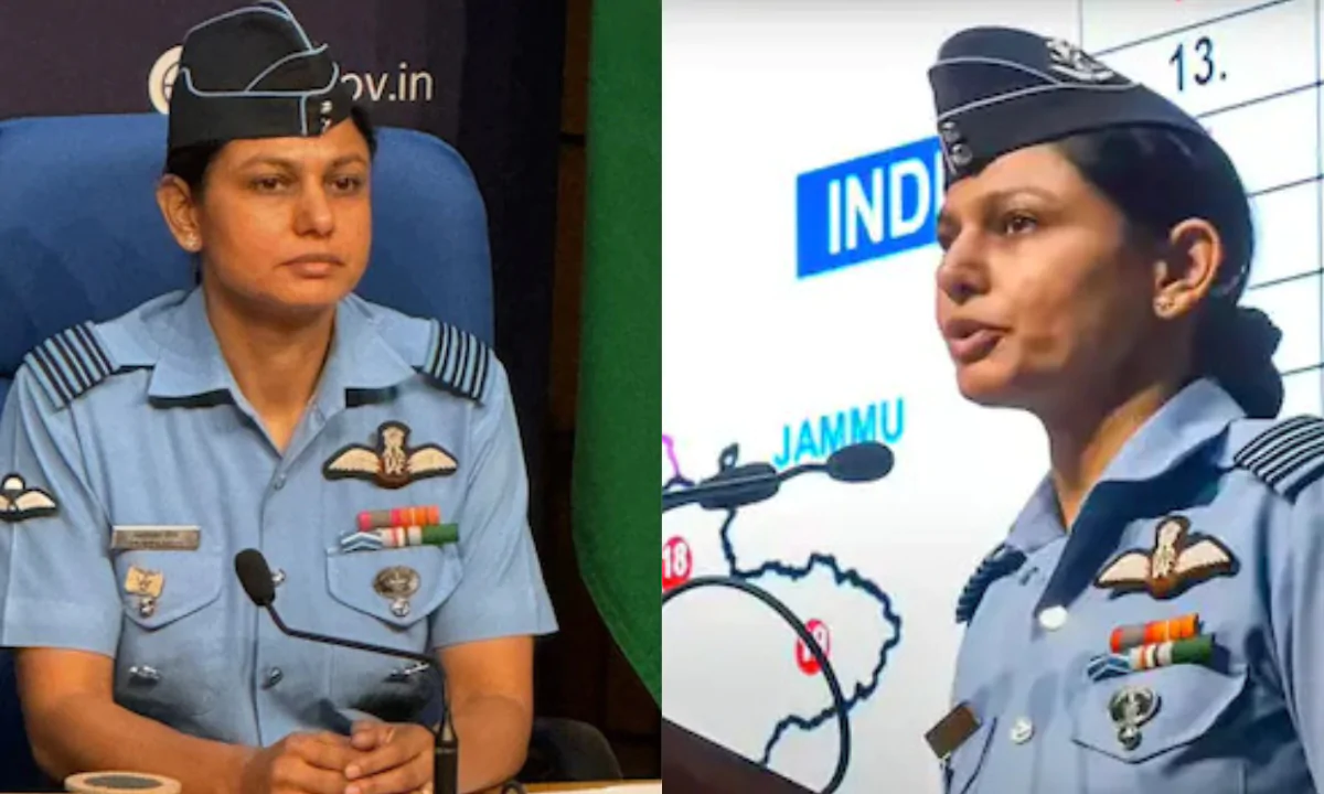 Vyomika Singh Education In Hindi: विंग कमांडर व्योमिका सिंह भारतीय वायुसेना की वर्दी में ऑपरेशन सिंदूर के दौरान प्रेस कॉन्फ्रेंस करते हुए – प्रेरणादायक महिला अधिकारी की छवि”