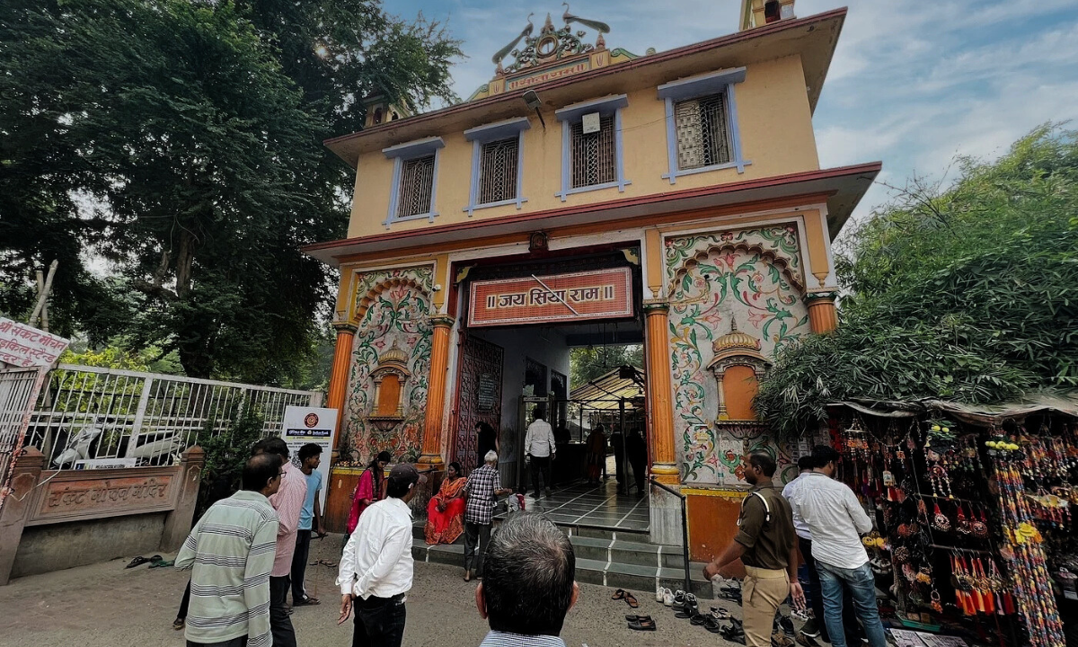 Varanasi Tourism: सिर्फ काशी विश्वनाथ नहीं! ये 3 जगहें देखे बिना वाराणसी घूमना अधूरा है 3 Varanasi Tourism: वाराणसी के छुपे हुए पर्यटन स्थल – रामनगर किला, संकट मोचन मंदिर और भविष्य बताने वाला कुआं