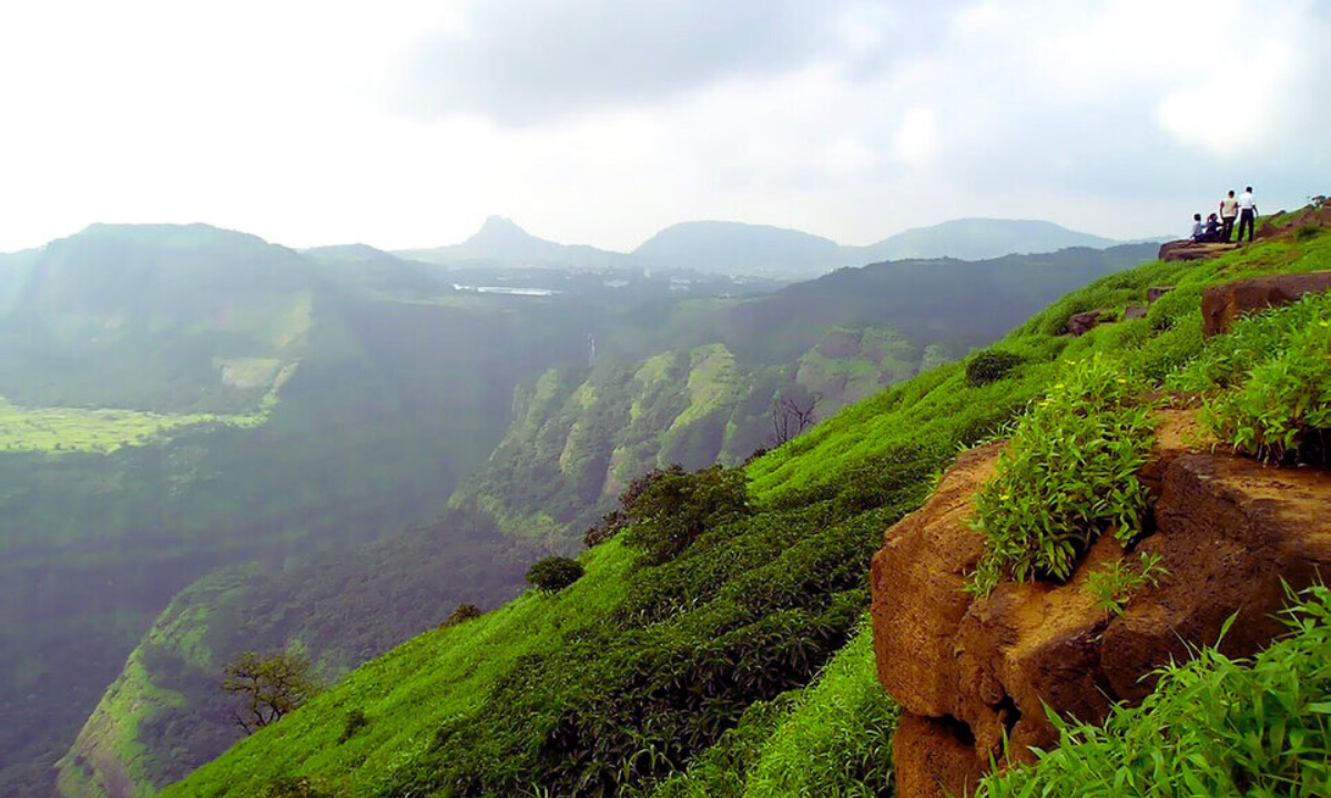 Monsoon Travel Tips: बारिश में पहाड़ों से बचें! इन 5 जगहों पर घूमने का मजा दोगुना, खतरा शून्य! 9 Lonavala: सुरक्षित और सुंदर पर्यटन स्थल जैसे पंचमढ़ी, माउंट आबू और लोनावला की हरियाली और झरनों का दृश्य&Quot;