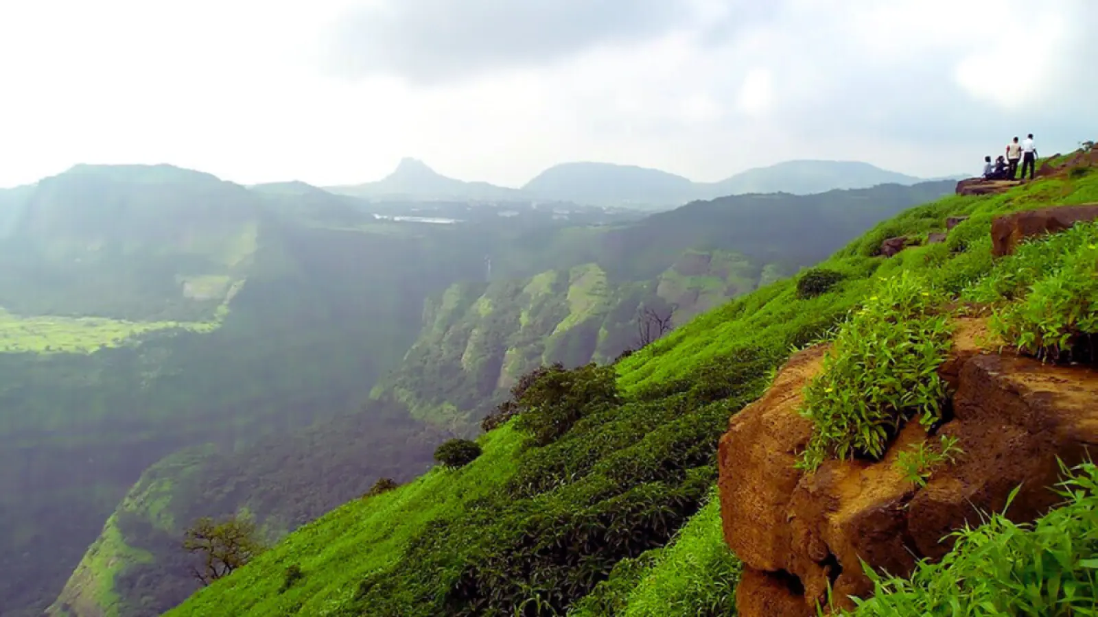 Lonavala: सुरक्षित और सुंदर पर्यटन स्थल जैसे पंचमढ़ी, माउंट आबू और लोनावला की हरियाली और झरनों का दृश्य"