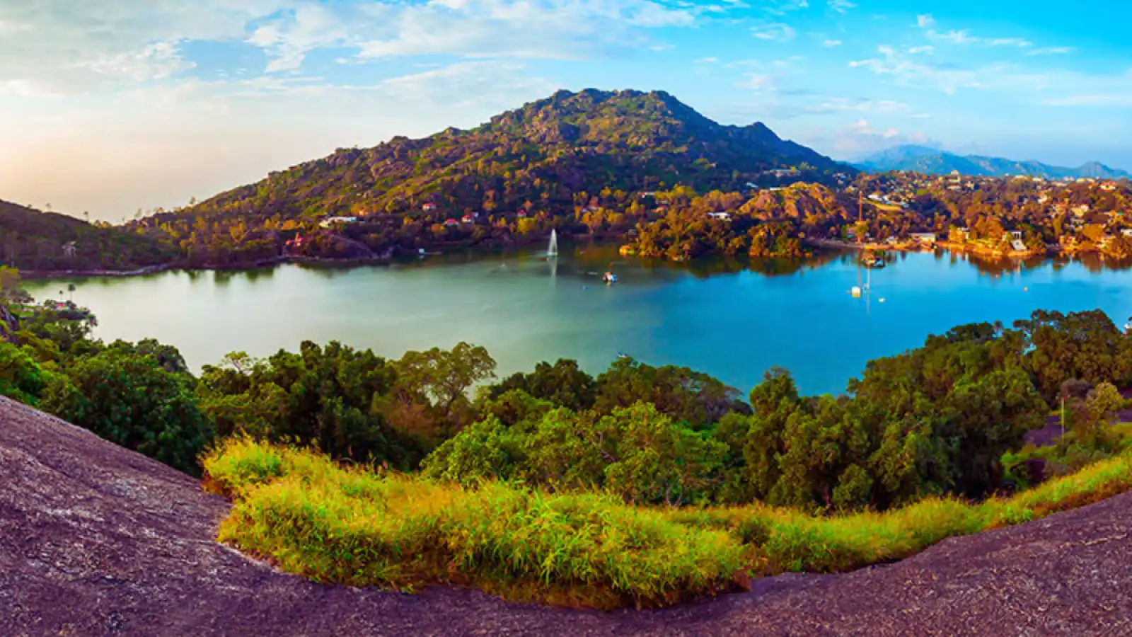 Mount Abu – Safe Monsoon Destination: सुरक्षित और सुंदर पर्यटन स्थल जैसे पंचमढ़ी, माउंट आबू और लोनावला की हरियाली और झरनों का दृश्य"