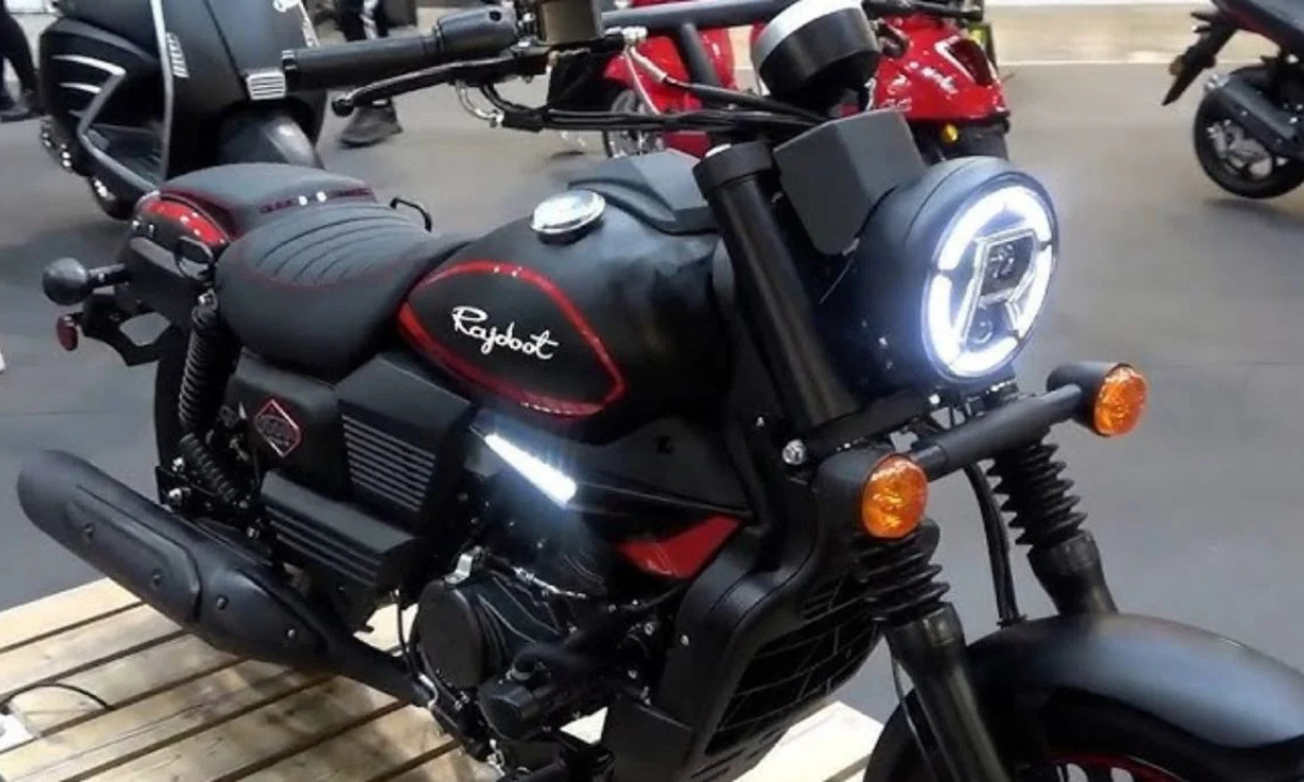 New Rajdoot Bike 2025: भारत की सड़कों पर लौट रही है देशी धड़कन – Rajdoot बाइक 2 New Rajdoot Bike 2025: बाइक का रेट्रो-आधुनिक लुक, युवाओं के लिए आकर्षक डिजाइन के साथ
