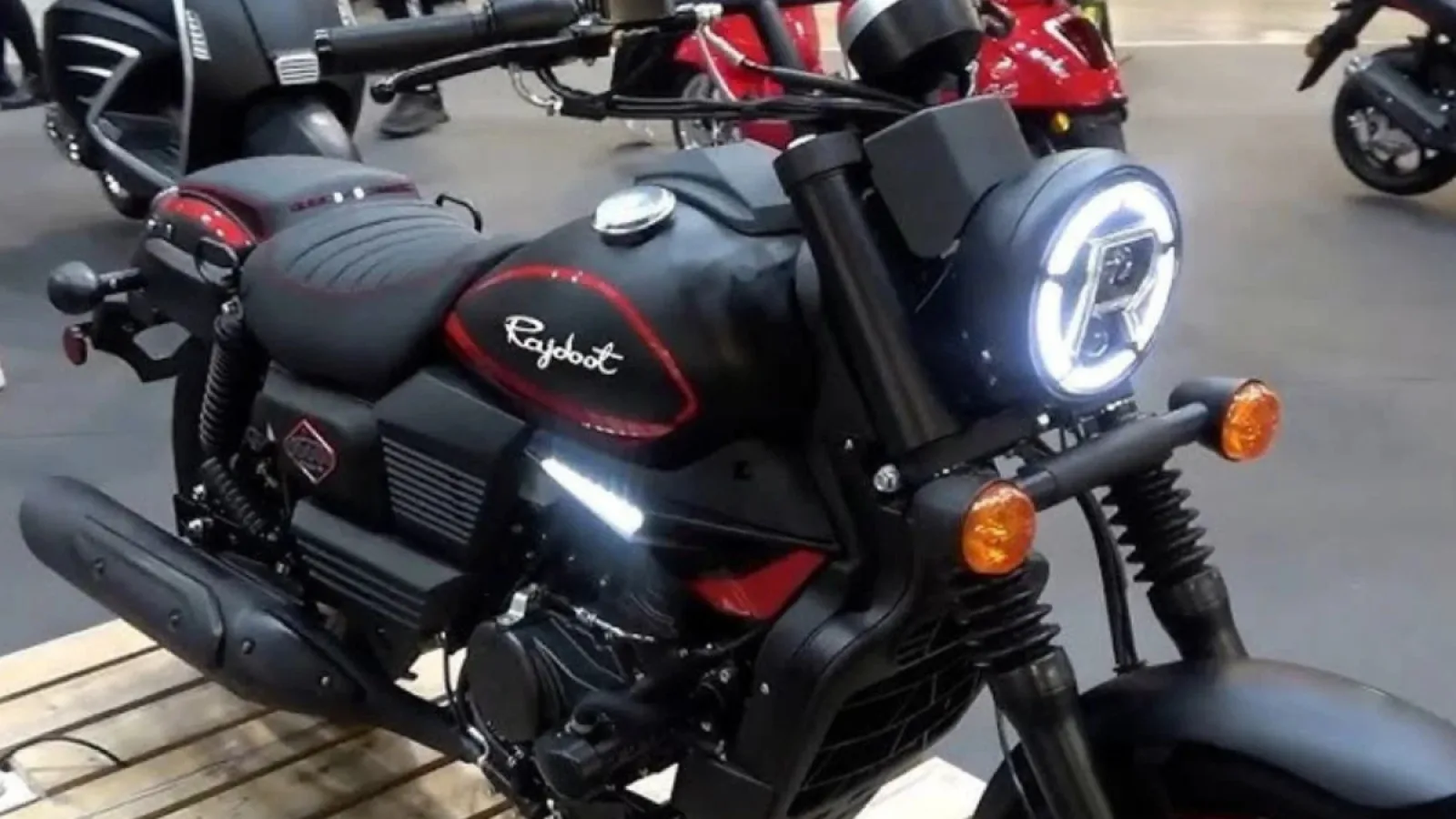 New Rajdoot Bike 2025: बाइक का रेट्रो-आधुनिक लुक, युवाओं के लिए आकर्षक डिजाइन के साथ