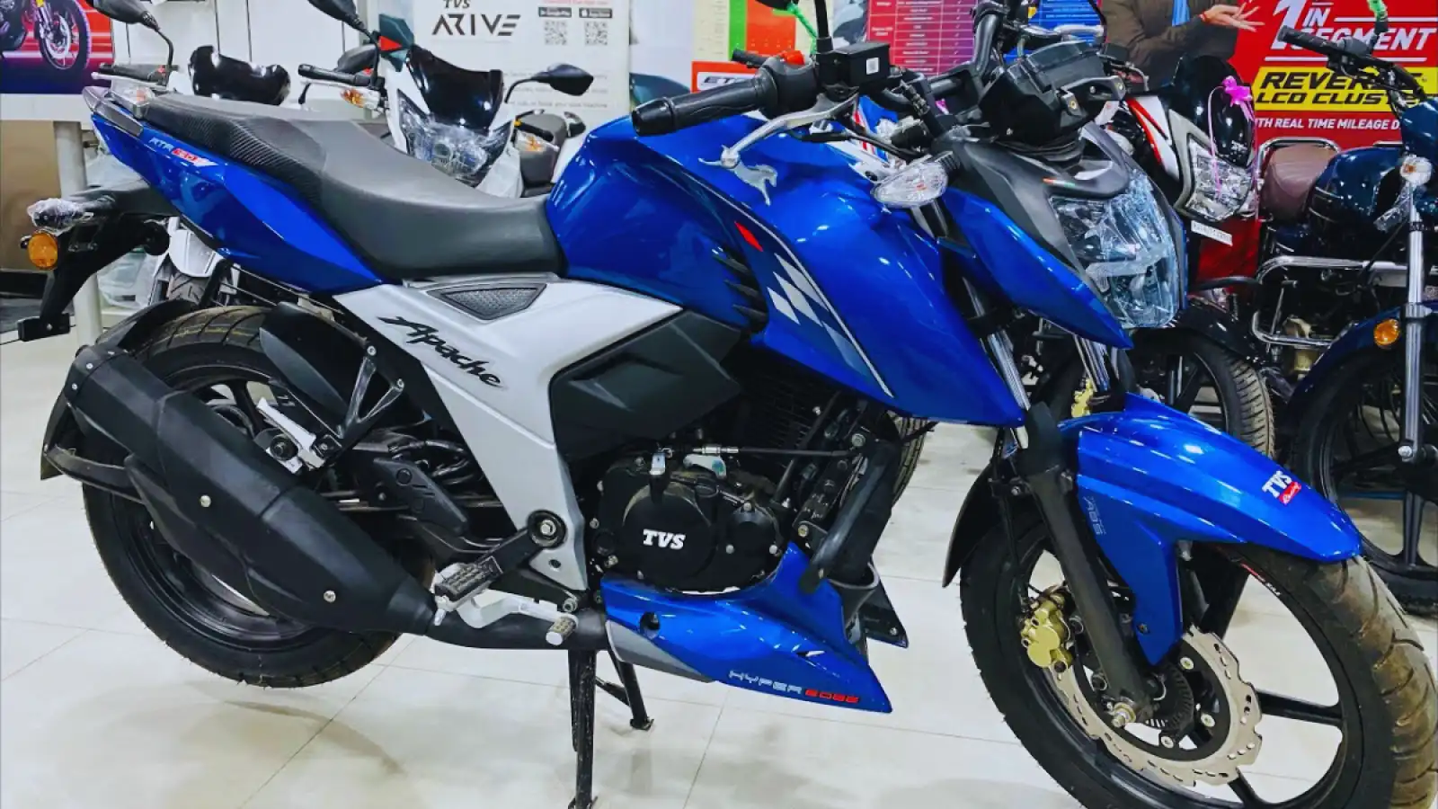 2025 TVS Apache RTR 160 Matte Black और Pearl White वेरिएंट में लॉन्च, ड्यूल चैनल ABS और SmartXonnect फीचर्स के साथ
