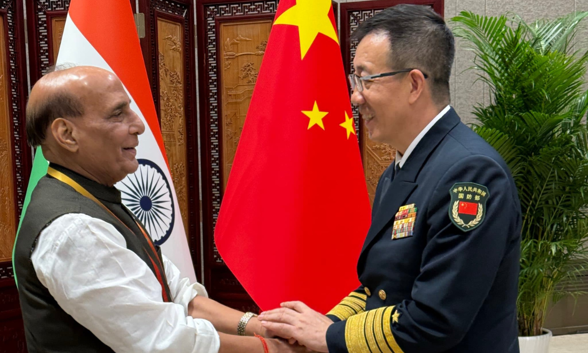 Rajnath Singh Biography: चीन में रूस से क्या बड़ा समझौता हुआ? जानिए S-400, Su-30 और सुरक्षा को लेकर पूरी कहानी! | राजनाथ सिंह का जीवन परिचय 7 Rajnath Singh Biography: राजनाथ सिंह और रूस के रक्षा मंत्री आंद्रेई बेलोसोव की चीन के किंगदाओ में Sco बैठक के दौरान मुलाकात की तस्वीर