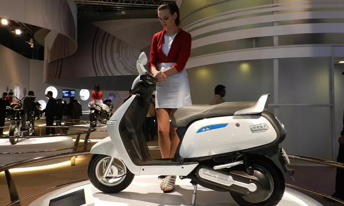 Tvs Hybrid Scooter: पेट्रोल + इलेक्ट्रिक का जबरदस्त कॉम्बिनेशन, मिलेगा 120Km की रेंज और 8 साल की वारंटी 3 Tvs Hybrid Scooter का इलेक्ट्रिक और पेट्रोल दोनों में चलने वाला नया मॉडल, 120 Km रेंज और 8 साल की वारंटी के साथ।