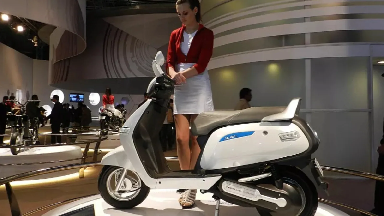 TVS Hybrid Scooter का इलेक्ट्रिक और पेट्रोल दोनों में चलने वाला नया मॉडल, 120 KM रेंज और 8 साल की वारंटी के साथ।