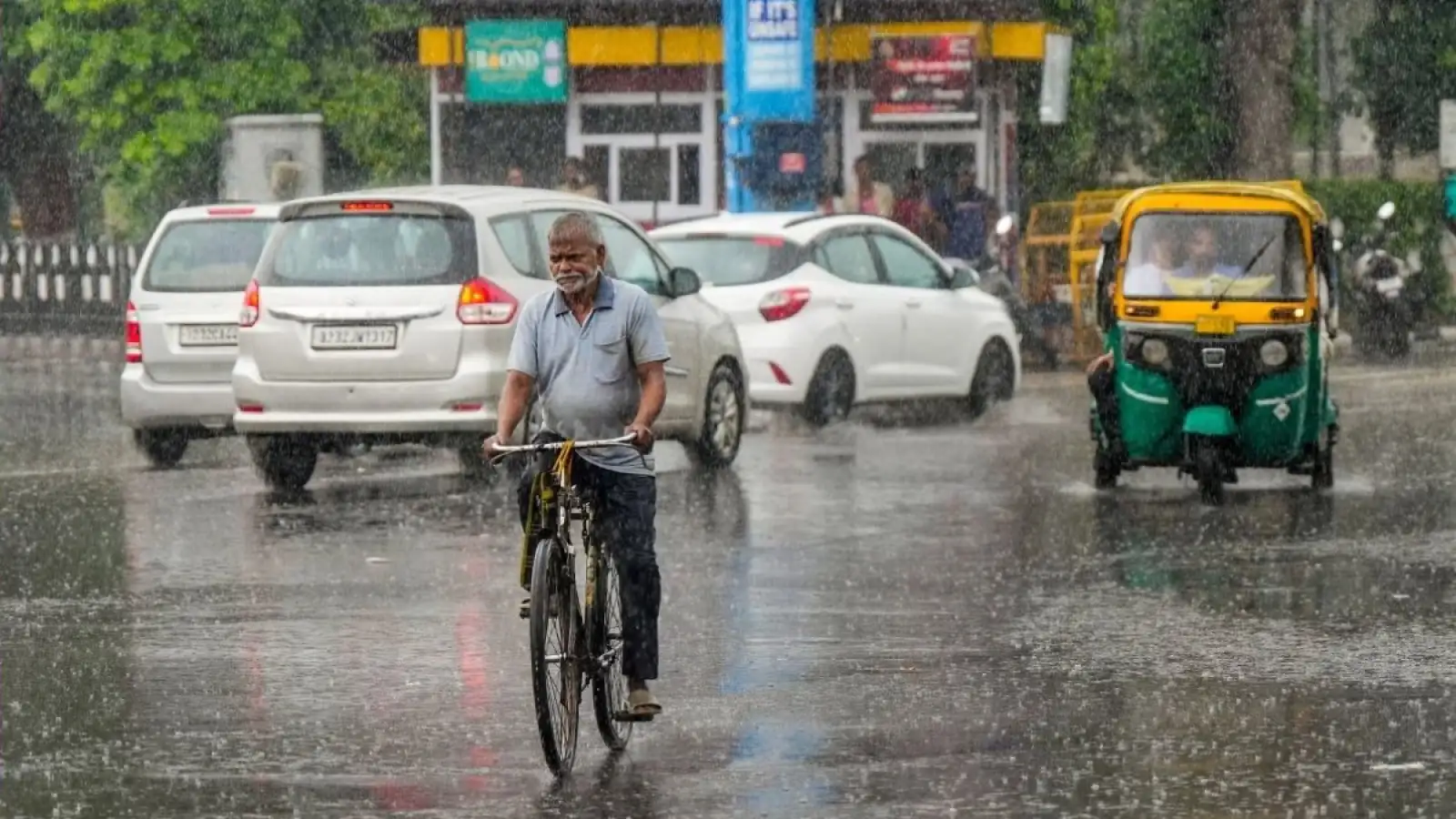 Bihar mein bhisar Barish Ka Kahar: 11 जिलों में खतरे की घंटी, लोगों से सतर्क रहने की अपील
