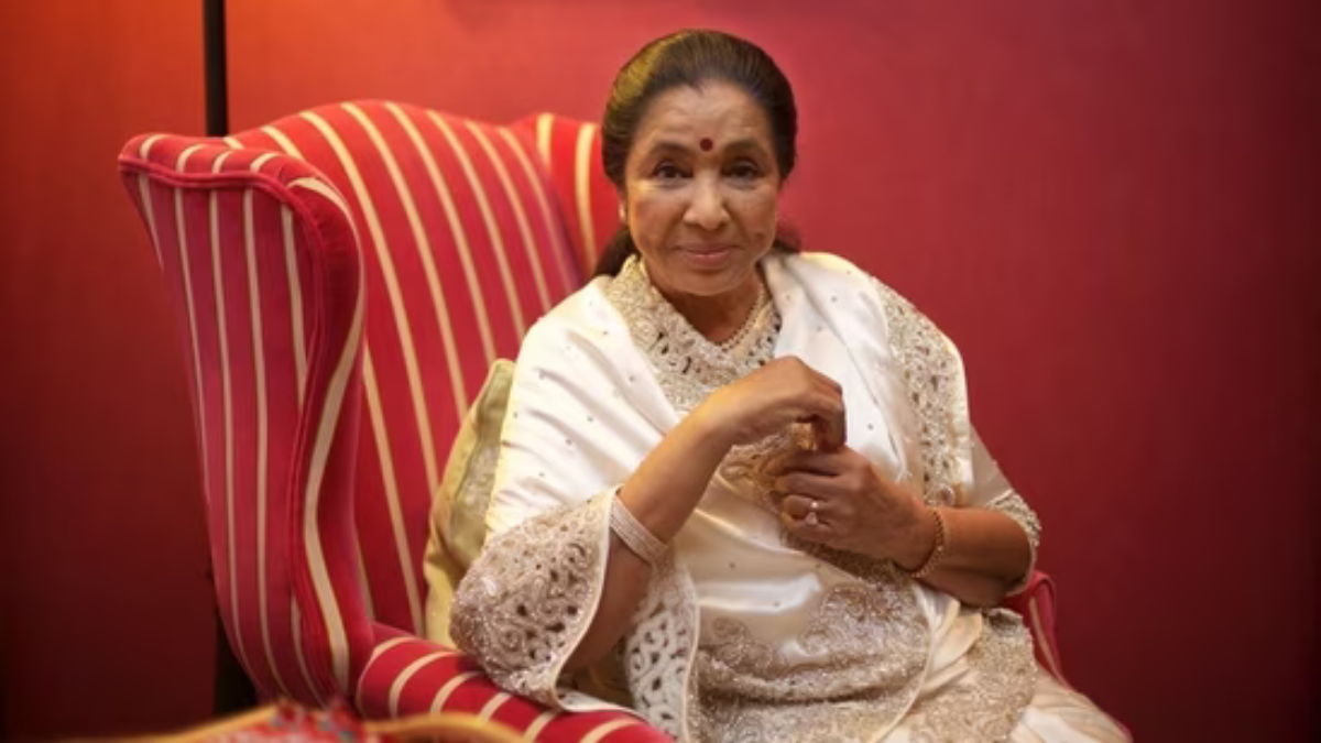 Asha Bhosle Passes Away Rumour: आशा भोसले की वायरल तस्वीर जिसमें माला लगी हुई है और सोशल मीडिया पर उनके निधन की अफवाह फैलाई गई है
